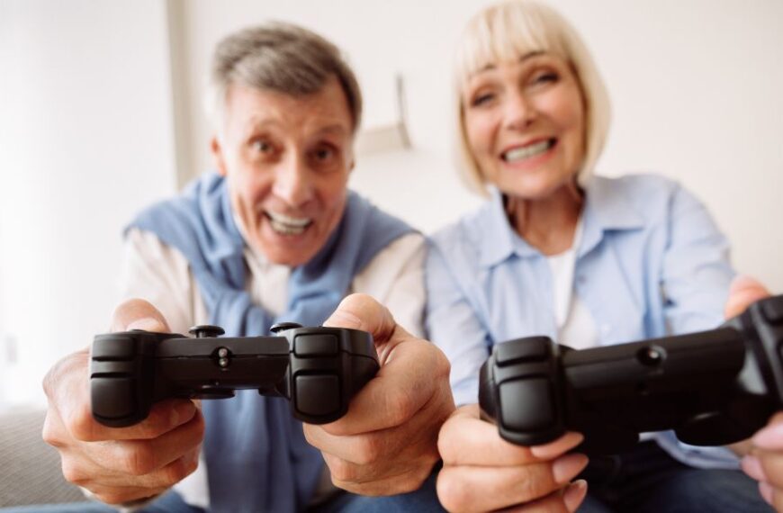 Des seniors accros aux jeux vidéos ? La preuve avec Germaine, 94 ans, gagnante d'un tournoi à l'Ultimate Fighting Arena (UFA) !